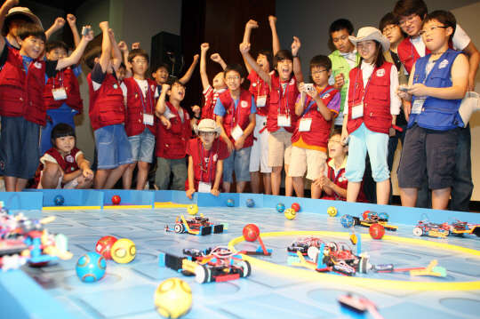 인천시와 인천정보산업진흥원은 로봇산업의 발전과 미래 꿈나무 육성을 위해 여름방학 기간(8월 3일~5일) 중 인하대학교에서 '제9회 어린이 로봇캠프'를 개최한다. 이달 1일부터 14일까지 참가자를 모집한다. 지난 대회 모습.       인천정보산업진흥원 제공